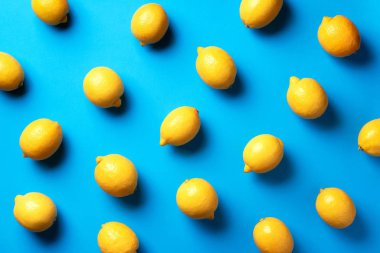 Mavi kağıtta limonlu yemek deseni. Üst Manzara. Yaz kavramı. Vejetaryen ve vejetaryen diyeti