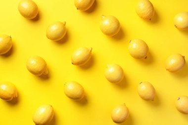 Sarı kağıtta limonlu yemek deseni. Üst Manzara. Yaz kavramı. Vejetaryen ve vejetaryen diyeti