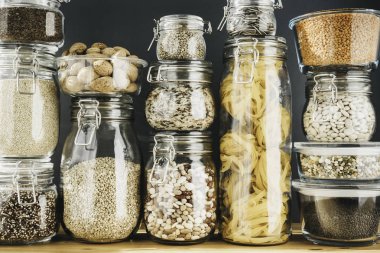 Yaratıcı düzen. Beyaz tek boynuzlu at, mercan kaplama arka planda çiçekler. Doğum günü için davetiye ya da tatil kartı. Yaz kavramı. Üst görünüm