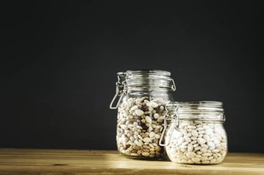 Çeşitli böbrek fasulyeleri. Cam kaplarda kırmızı, beyaz ve siyah fasulye. Sağlıklı yemek, temiz yemek, sıfır atık konsepti. Dengeli diyet yemekleri. Boşluğu kopyala.