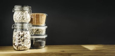 Çeşitli mercimek. Mermer, ahşap kase biberiye Grey ile ham organik mercimek kırmızı ve siyah arka plan beton. Kopya alanı