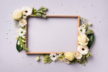 Gri arka planda beyaz çiçek çerçevesi. Sevgililer Günü, Kadın Günü konsepti. Fotokopi alanı olan bahar ya da yaz afişi