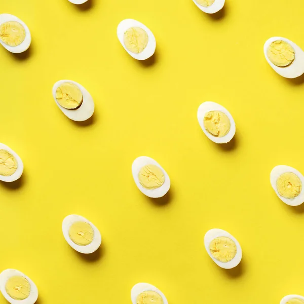 Conceito de comida com padrão de ovos cozidos no fundo amarelo. Vista superior. Padrão criativo em estilo mínimo. Deitado. Culturas quadradas — Fotografia de Stock