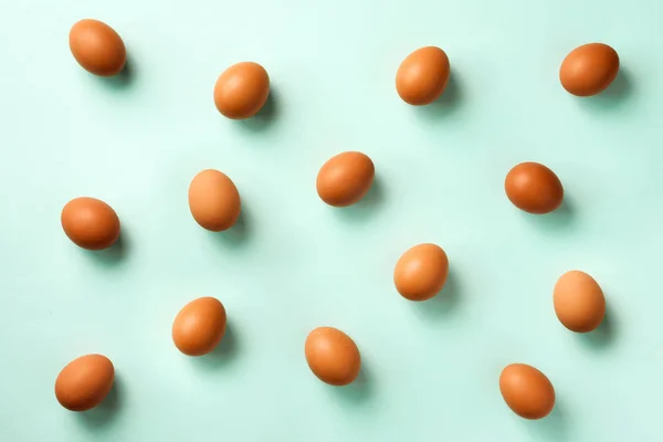 Food concept με λευκά αυγά κοτόπουλου σε μπλε φόντο. Στο πάνω μέρος. Δημιουργικό μοτίβο σε minimal στυλ. Επίπεδη. — Φωτογραφία Αρχείου