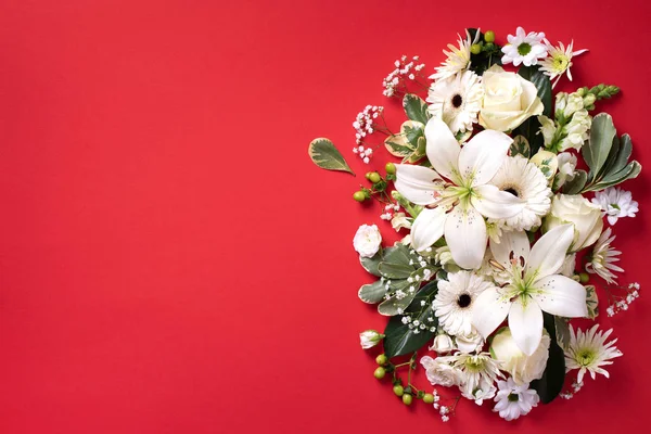 Bloemen frame van witte bloemen, groene bladeren op rood papier achtergrond. Vlakke lay, bovenaanzicht. Voorjaars- en zomerconcept — Stockfoto