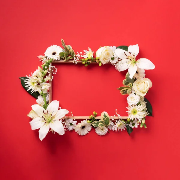 Frame van witte bloemen over rode achtergrond. Valentijnsdag, vrouwendag concept. Lente of zomer banner met kopieerruimte — Stockfoto
