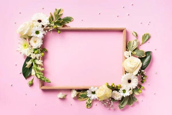 Marco de flores blancas sobre fondo rosa. Día de San Valentín, concepto del día de la mujer. Banner de primavera o verano con espacio para copiar — Foto de Stock