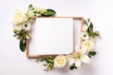 Beyaz çiçekli yaratıcı bir düzen, ışık arkaplanı üzerinde kopyalanmış alan için kare şekilli kağıt. Üst manzara, düz yatış. Bahar ve yaz konsepti.