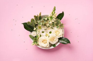 Beyaz çiçekler, güller, zambak, pembe arka planda gerbera. Sevgililer Günü, Kadın Günü konsepti. Fotokopi alanı olan bahar ya da yaz afişi