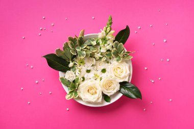 Beyaz çiçekler, güller, zambak, parlak pembe arka planda gerbera. Sevgililer Günü, Kadın Günü konsepti. Fotokopi alanı olan bahar ya da yaz afişi