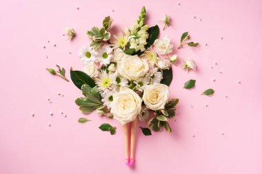 Bebek bacakları, beyaz gül, çiçekler, pembe arka planda yapraklar. Çağdaş sanat kolajı. Spa, vücut tedavisi ve cilt bakımı konsepti. Üst Manzara. Yaratıcı yerleşim