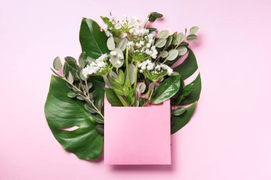 Bahar çiçekleri pembe zarf. Çiçek kompozisyon, yaratıcı düzeni. Düz yatıyordu, en iyi görünüm. Bahar, yaz ve Bahçe kavramı. Kadın günü için hediye