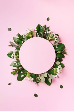 Yeşil tropikal yapraklardan ve pembe arka planda beyaz çiçeklerden oluşan yaratıcı bir düzen. Üst Manzara. Düz yatıyordu. Yaz ya da bahar doğa konsepti. Reklam kartı ya da davetiye için boş. Model