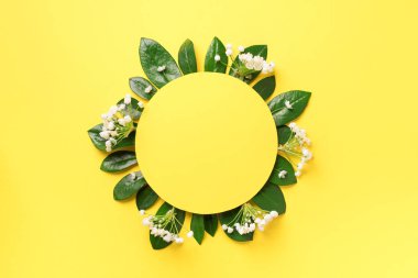 Yaz ve bahar konsepti. Yeşil yaprakları, beyaz çiçekleri ve sarı kağıttaki fotokopi alanı için beyaz kare çerçeveli tropikal doğa arka planı. Üst Manzara. Düz yatıyordu. Yaratıcı reklamcılık