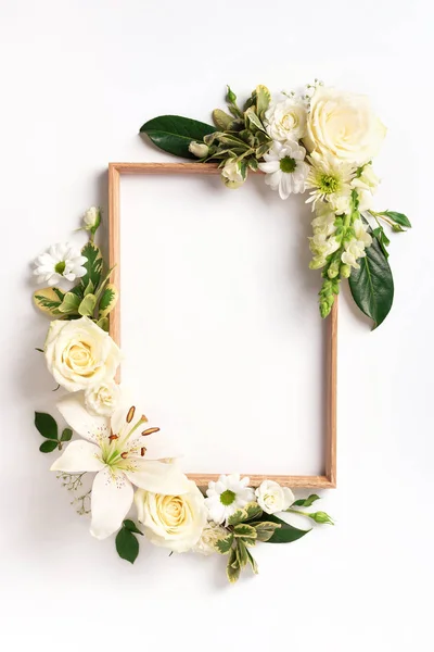 Marco de flores de rosa, lirio, gerberas sobre fondo blanco. Día de San Valentín, concepto del día de la mujer. Banner de primavera o verano con espacio para copias. Banner — Foto de Stock