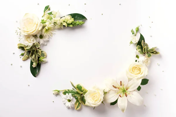 Λευκά τριαντάφυλλα, κρίνος, ζέρμπερα με φόντο το φως. Επίπεδη θέα. Δημιουργική διάταξη. Ανοιξιάτικο ή καλοκαιρινό πανό με χώρο αντιγραφής. Σύνθεση λουλουδιών. — Φωτογραφία Αρχείου