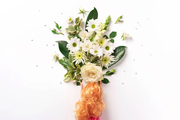 Poppenhoofd met witte bloemen. Bruidskapsel. Creatieve indeling. Voorjaars- en zomerconcept — Stockfoto