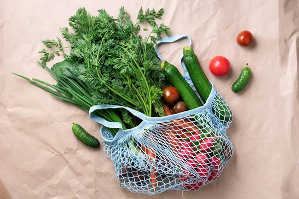 Eco friendly mesh bag with organic green vegetables. Flat lay, top view. Zero waste, plastic free concept. Healthy clean eating diet and detox. — Stock Photo, Image