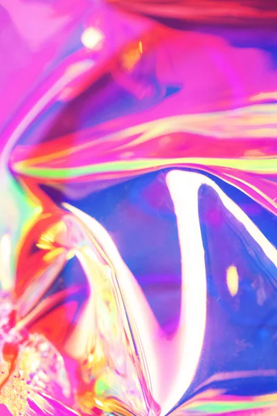 ホログラフィックな虹彩表面。コピースペース鮮やかなカラフルなホログラムの背景。複数の色でしわのある抽象的なテクスチャ。ネオン面. — ストック写真