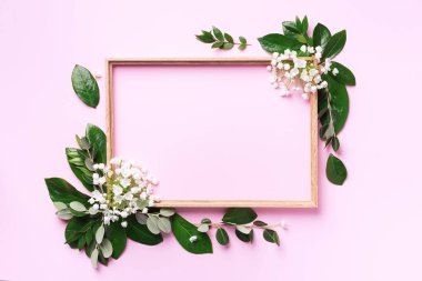 Pembe arka plan üzerinde beyaz çiçekleri ve telif alanı olan yaratıcı bir düzen. Üst manzara, düz yatış. Bahar ve yaz konsepti.