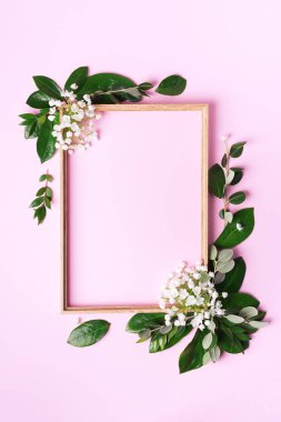 Pembe arka plan üzerinde beyaz çiçekleri ve telif alanı olan yaratıcı bir düzen. Üst manzara, düz yatış. Bahar ve yaz konsepti.