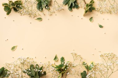 Pastel sarısı arka planda küçük beyaz çigila çiçekleri. Kadınlar Günü, Anneler Günü, Sevgililer Günü, düğün konsepti. Düz yatıyordu. Üst Manzara. Boşluğu kopyala