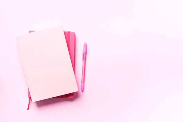 Vista superior do caderno rosa aberto no fundo colorido pastel. Espaço para cópia. Negócios de mulheres, estudo, de volta ao conceito de escola. Gerenciamento de tempo, para fazer a lista — Fotografia de Stock