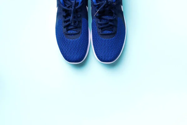 Mavi arka planda bir çift spor ayakkabısı. Üst görünüm, boşluğu kopyala. Spor, spor ve spor konsepti. Sağlıklı yaşam tarzı — Stok fotoğraf