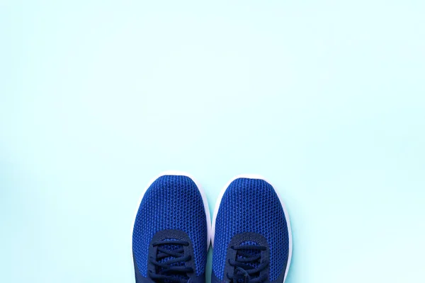 Ζευγάρι αθλητικά παπούτσια σε μπλε φόντο. Πάνω όψη, αντίγραφο χώρου. Καταλληλότητα, τρέξιμο και αθλητισμός έννοια. Υγιής τρόπος ζωής — Φωτογραφία Αρχείου