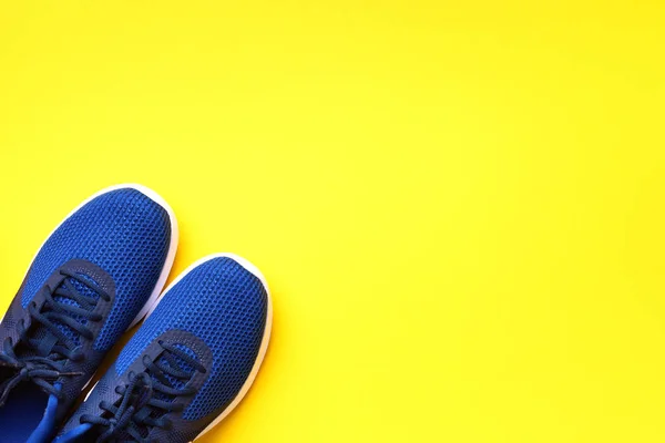 蓝色运动鞋搭配黄色底色。 顶部视图，复制空间。 健身、跑步和体育概念。 健康的生活方式 — 图库照片