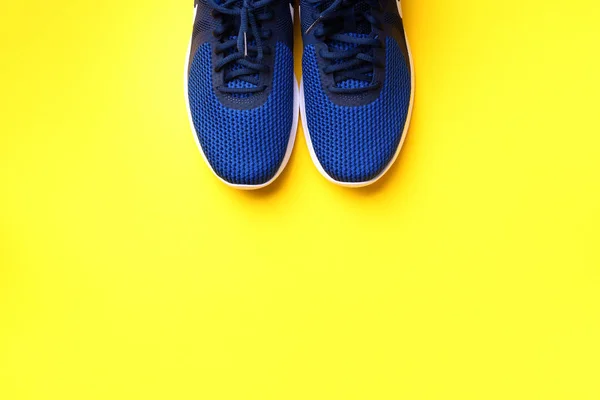 Coppia di scarpe sportive blu su sfondo giallo. Vista dall'alto, copiare spazio. Fitness, corsa e sport. Stile di vita sano — Foto Stock