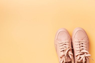 Pembe arka planda kadın moda ayakkabıları ve fotokopi alanı. Üst Manzara. Düz yatıyordu. Spor, spor konsepti. Çıplak kadın ayakkabıları.