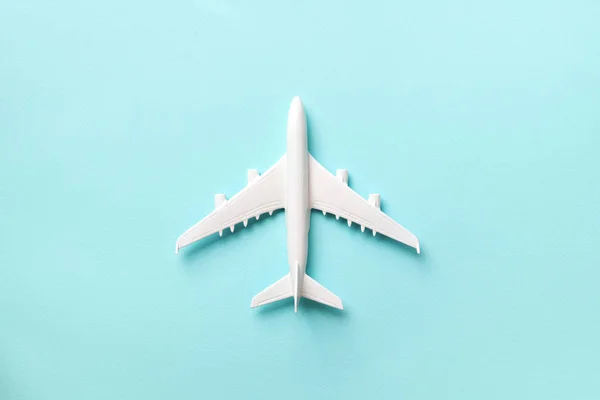 Creatieve indeling. Bovenaanzicht van wit modelvliegtuig, vliegtuigspeelgoed op roze pastelachtergrond. Vlak lag met kopieerruimte. Reisbanner of reisbanner — Stockfoto