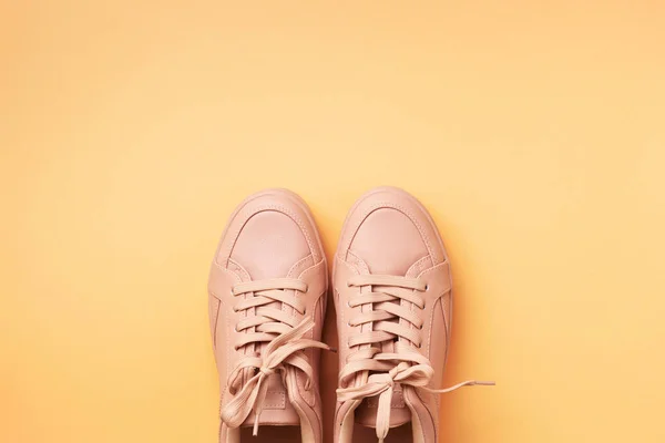 Kvinna mode rosa skor på rosa bakgrund med kopieringsutrymme. Högst upp. Ett platt ligg. Fitness, idrottsidé. Nakna kvinnliga sneakers — Stockfoto