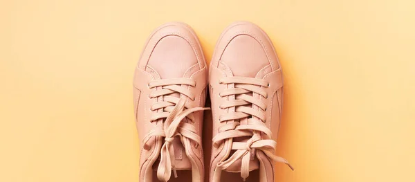 Kvinna mode rosa skor på rosa bakgrund med kopieringsutrymme. Högst upp. Ett platt ligg. Fitness, idrottsidé. Nakna kvinnliga sneakers — Stockfoto