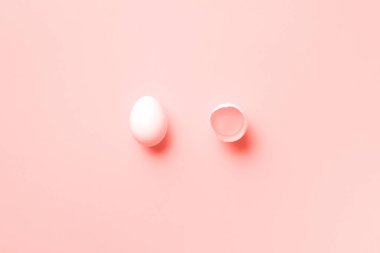 Moda mercan arka planında beyaz tavuk yumurtası olan yiyecek konsepti. Üst Manzara. Asgari tarzda yaratıcı bir model. 2019 yılının modaya uygun mercan rengi. Düz yatıyordu.