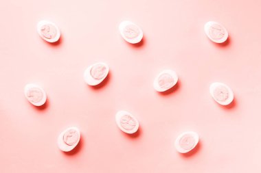 Moda mercan rengi arka planda haşlanmış yumurta deseni. Üst Manzara. Yaratıcı model. Asgari düzeyde. Düz yatıyordu. Yiyecek konsepti