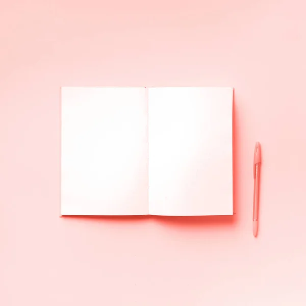 关于流行珊瑚色背景的敞亮粉色笔记本的顶部视图。 复制空间。 女人的事业，学习，回到学校的概念。 时间壁炉架，做列表 — 图库照片