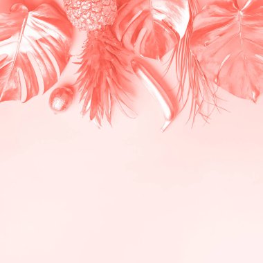 Yaratıcı düzen. Altın ananas ve altın palmiye, modayı takip eden mercan renkli arka plan ve fotokopi alanı. Üst Manzara. Tropik düzlük. Egzotik gıda konsepti, çılgın trend. Pankart