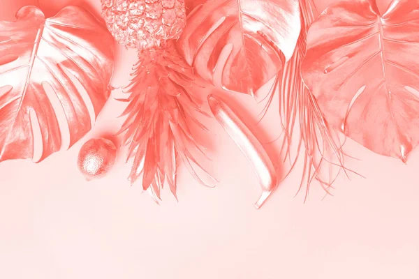 Kreatives Layout. goldene Ananas und goldene Palme, Monstera auf trendigem korallenfarbenem Hintergrund mit Kopierraum. Ansicht von oben. Tropisch flach lag. Exotisches Food-Konzept, verrückter Trend. Banner — Stockfoto