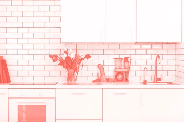 Mutfak masasında taze kırmızı ve beyaz laleler. Evin iç dekorasyonu, tasarımı. Moda mercan rengi arka planında minimalist kavram. — Stok fotoğraf
