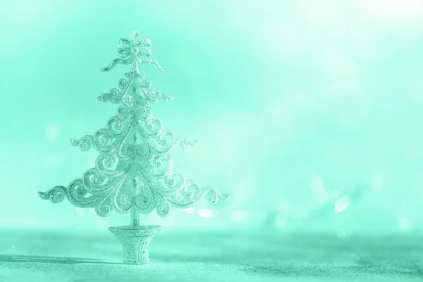 Zilveren glitter kerstboom op neon blauwe achtergrond met lampjes bokeh, kopieerruimte. Wenskaart voor nieuwjaarsfeest. Feestelijke vakantie concept. Banner — Stockfoto