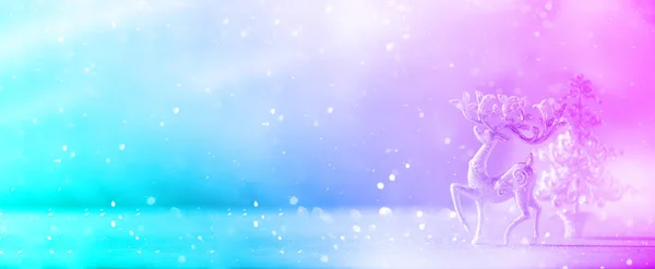 Brillo de plata Ciervo de Navidad en colores neón de moda. Fondo de gradiente arco iris con luces bokeh, espacio de copia. Tarjeta de felicitación para la fiesta de año nuevo. Concepto festivo de vacaciones. Banner — Foto de Stock