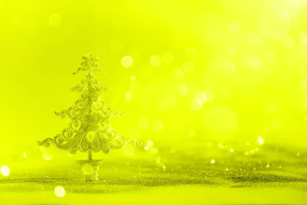Árbol de Navidad de brillo plateado sobre fondo amarillo neón con luces bokeh, espacio para copiar. Tarjeta de felicitación para la fiesta de año nuevo. Concepto festivo de vacaciones. Banner — Foto de Stock