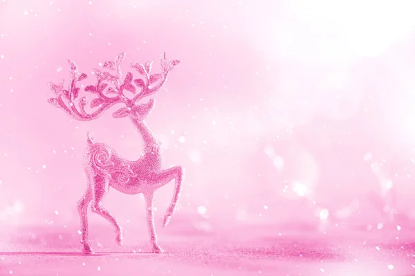 Brillo de plata Ciervo de Navidad sobre fondo rosa neón con luces bokeh, espacio de copia. Tarjeta de felicitación para la fiesta de año nuevo. Concepto festivo de vacaciones. Banner — Foto de Stock