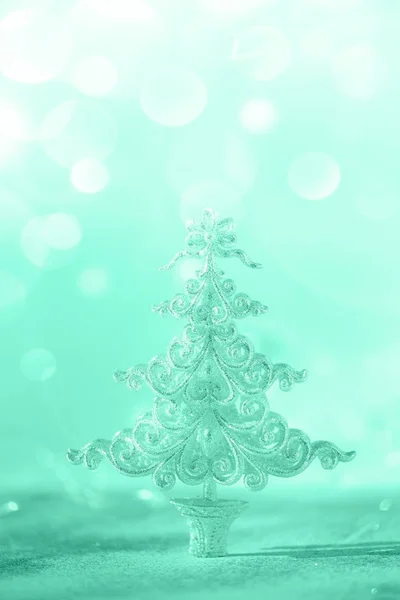 Árbol de Navidad de brillo plateado sobre fondo azul neón con luces bokeh, espacio para copiar. Tarjeta de felicitación para la fiesta de año nuevo. Concepto festivo de vacaciones. Banner — Foto de Stock