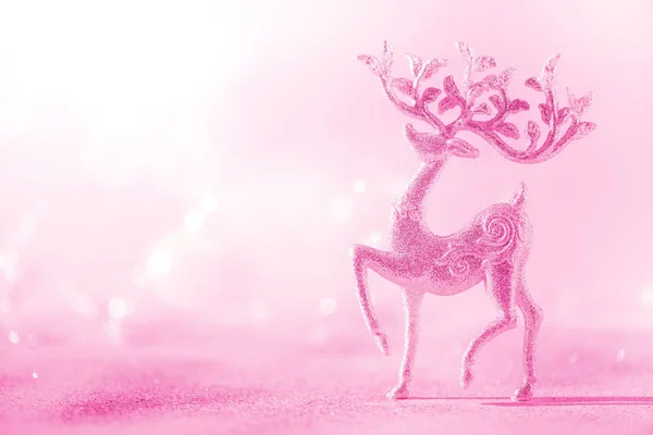 Brillo de plata Ciervo de Navidad sobre fondo rosa neón con luces bokeh, espacio de copia. Tarjeta de felicitación para la fiesta de año nuevo. Concepto festivo de vacaciones. Banner — Foto de Stock