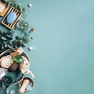 Ahşap sabun, sabun, okaliptüs, yeşil arka plan. Sıfır atık, doğal organik banyo aletleri. Plastiksiz hayat. Ekolojik cilt bakımı, vücut tedavisi konsepti