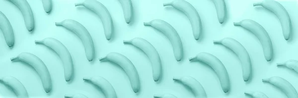 Geometrisches buntes Fruchtmuster. Bananen auf pastellblauem Hintergrund. Banner. Ansicht von oben. Pop Art Design, kreatives Sommerkonzept. minimaler flacher Lagestil. — Stockfoto