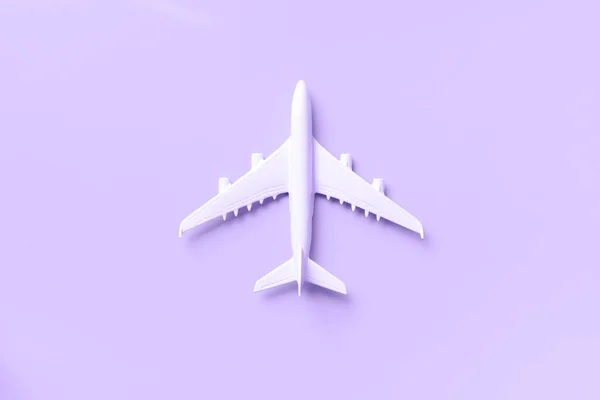 White plane, airplane on trendy violet color background with copy space. Top view, flat lay. Minimal style design. Travel, vacation concept. Banner. — 스톡 사진